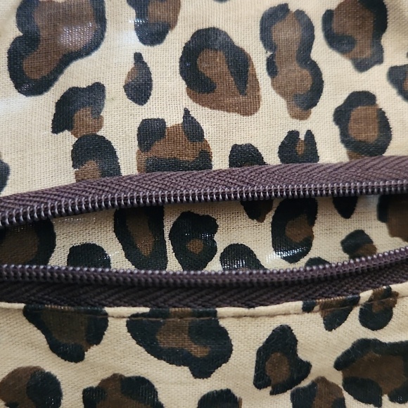 Big Brown Straw Bag With Animal Print Lining And Front Hardware Closure - Picture 15 of 15